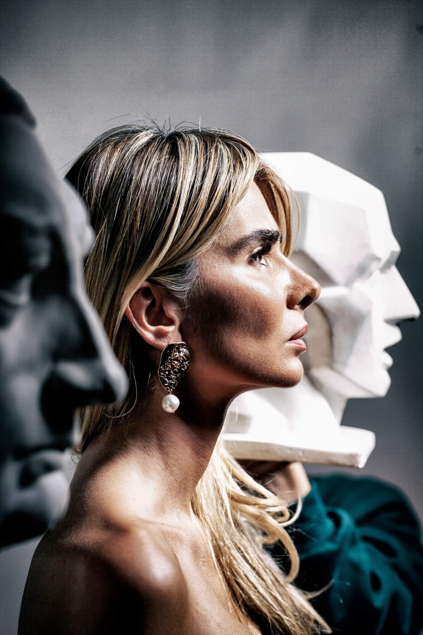 精致的铜色皮肤女性图片