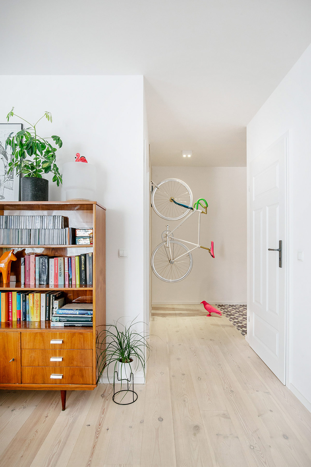 带有世纪中期现代主义风格的明亮公寓---酷图编号4