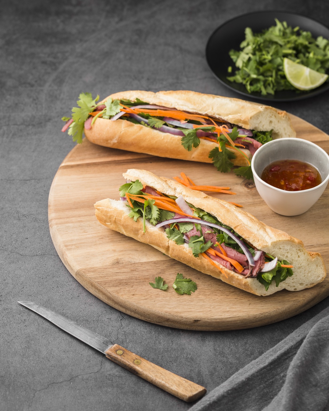 丰盛的面包火腿三明治早餐图片