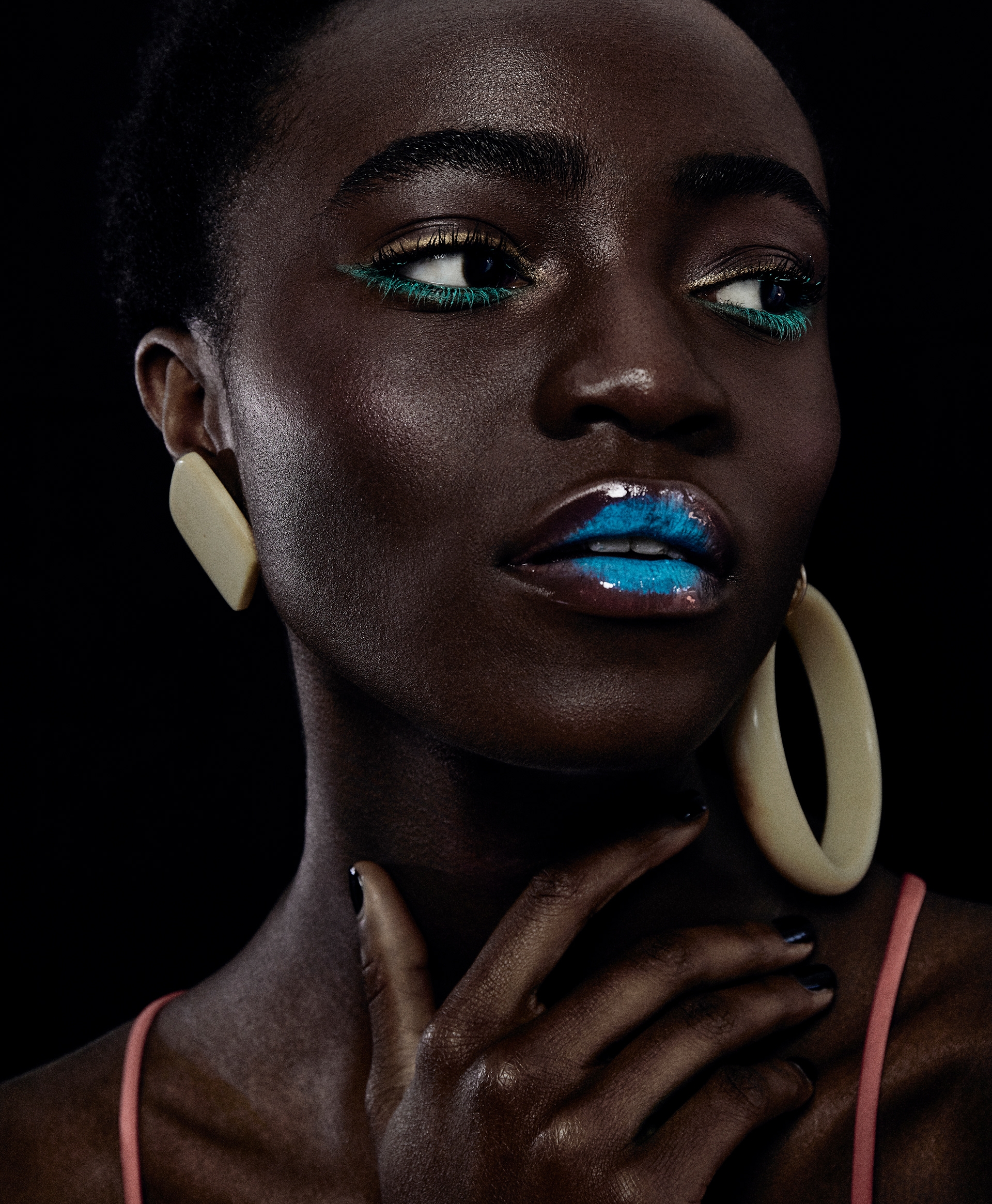 LOFFICIEL-蓝唇黑妹图片