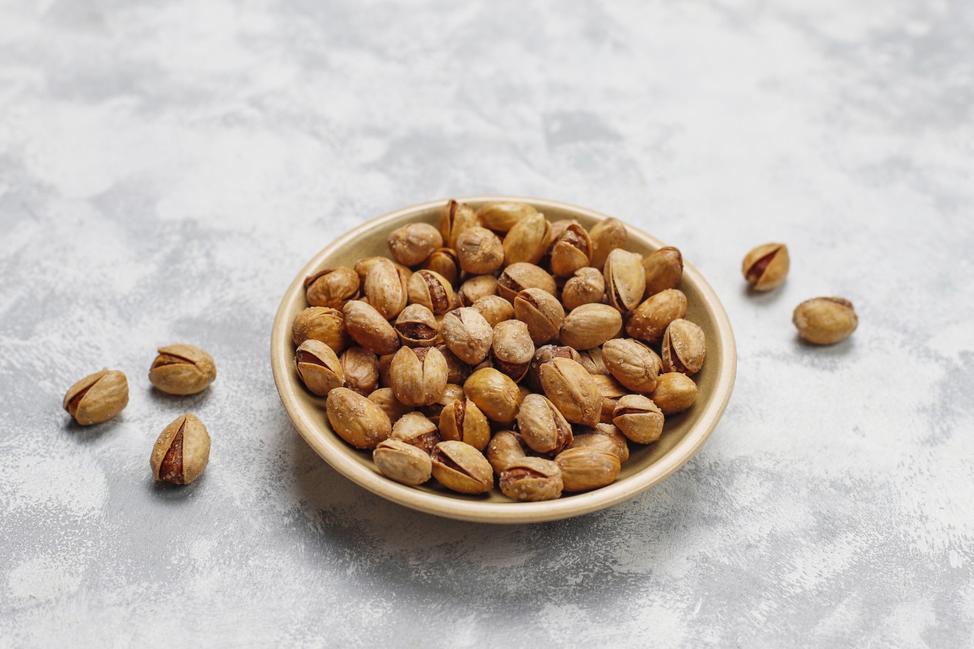 塑料盘中的裂口开心果图片