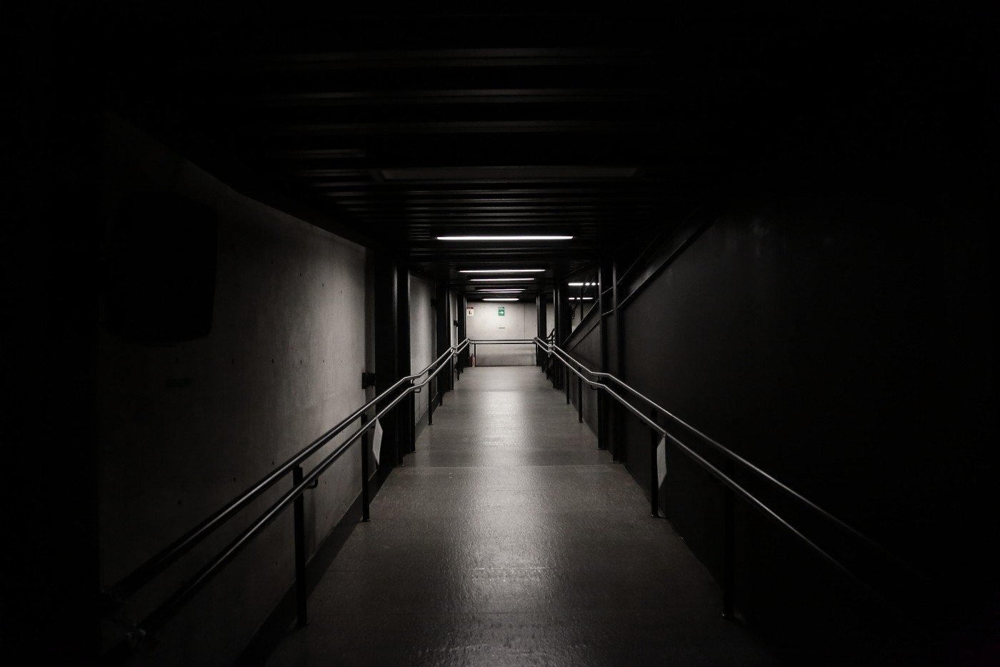 光线透过门缝照射的黑暗走廊照片摄影图片_ID:140597887-Veer图库