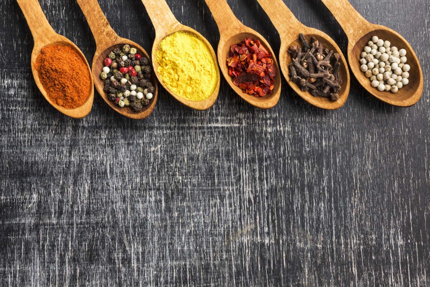 盛满调料的木勺图片