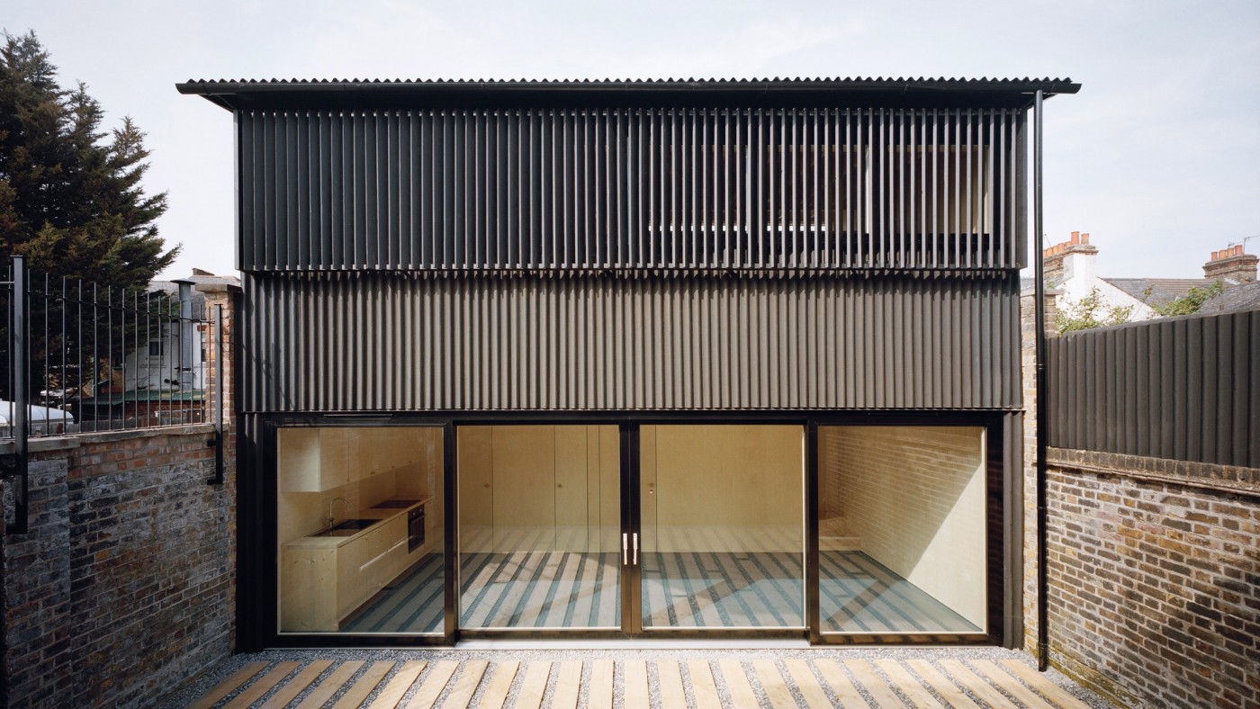 将小型黑色房屋插入伦敦维多利亚时代附属建筑的建筑封面大图