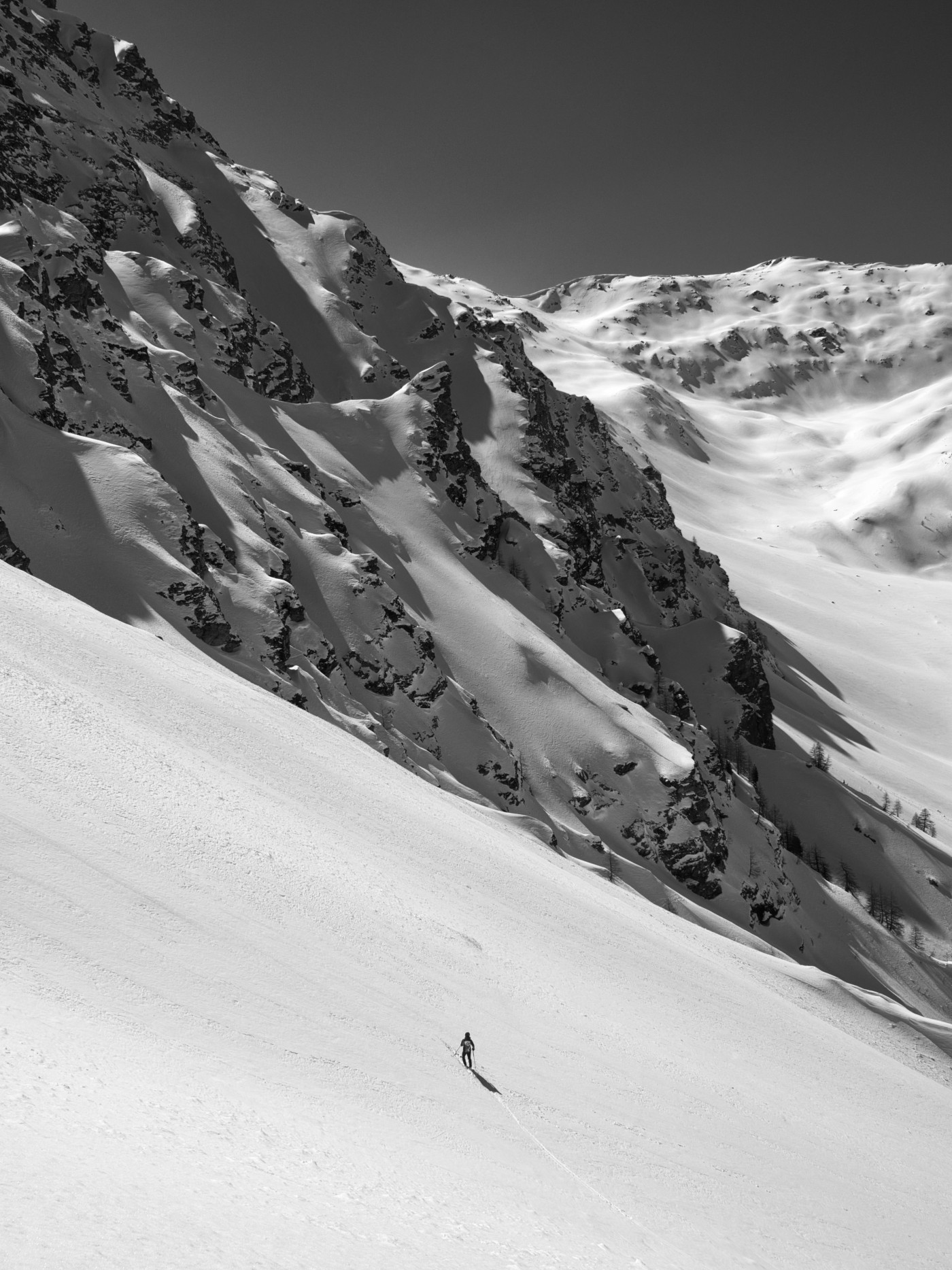 一个男人在雪山顶部的照片 · 免费素材图片