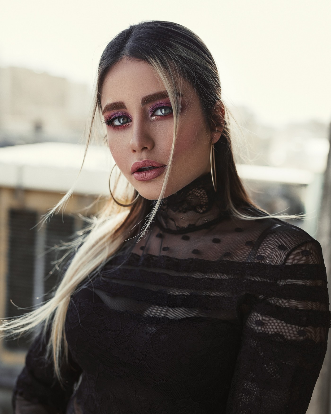 精细脸庞的彩妆女郎图片