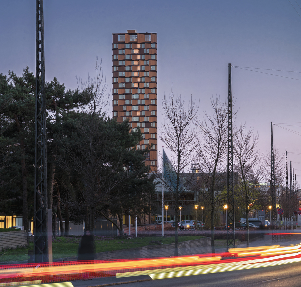 几个顶层的大公寓特别适合有孩子的年轻学生、访问学者和他们的家庭使用。诺德布罗建在一个大型的基地上,一层有多个公共空间。建筑群的五座塔楼伫立在Borgmestervangen的街边。街道的拐角处,还有一座塔楼和另一座100米高挺拔的塔楼,这是建筑群和整个地区的地标。一楼是停车场之上的一个大型的、向居民开放的公共屋顶花园。花园里有郁郁葱葱的青翠景观、室外座位和户外活动空间。在建筑内,一层具有多种公共设施,使用者可以直接从建筑的一层通往屋顶花园。