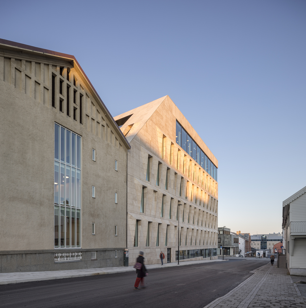 建筑的两个立面都被保留了下来。新建筑的外立面是倾斜的,与现有建筑的屋顶相映成趣,形成了新旧之间的统一,而新建筑外墙采用的棕色侏罗盖勒石材则进一步强调了统一性。新建筑的颜色类似旧市政厅的颜色,而石头图案类似国家银行的立面。新的多面体立面采用模块化系统,根据水平线、垂直线和对角线从整体和细节上创造出一个单一的体量。石材的不同角度捕捉了光线,并投射出阴影,形成了不断变化的光影游戏。