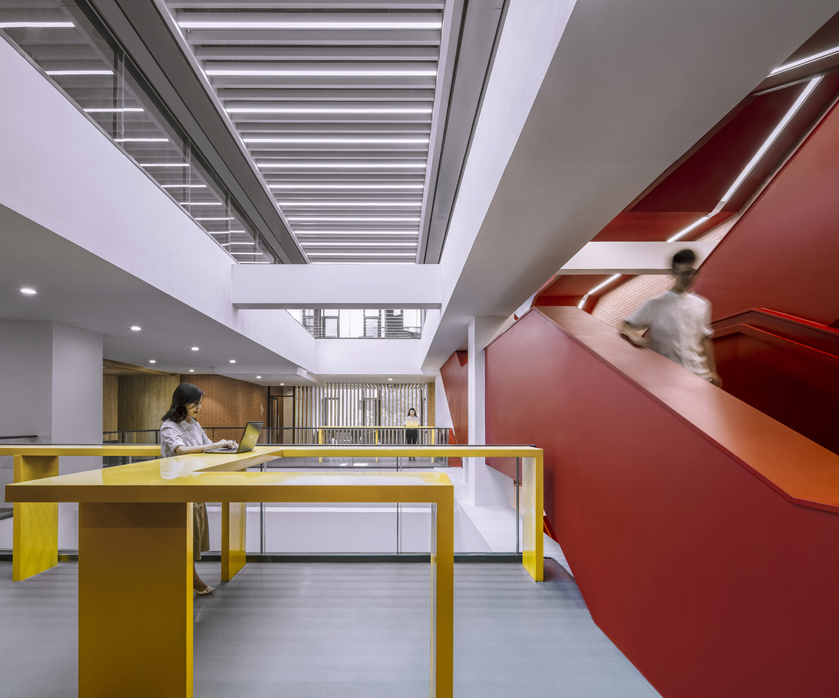 一个完整的学习过程不仅发生在课堂,课下的交流与协作更能够有效的促进学生对于知识的巩固、整理和深入研究。同时,在这一过程中也实现了个体间对于知识的彼此分享。传统的大型教室已经不再是当下课堂教学的唯一模式。让教学空间的使用方式实现与多元化教学相配合的随机性与灵活性正在成为一种趋势