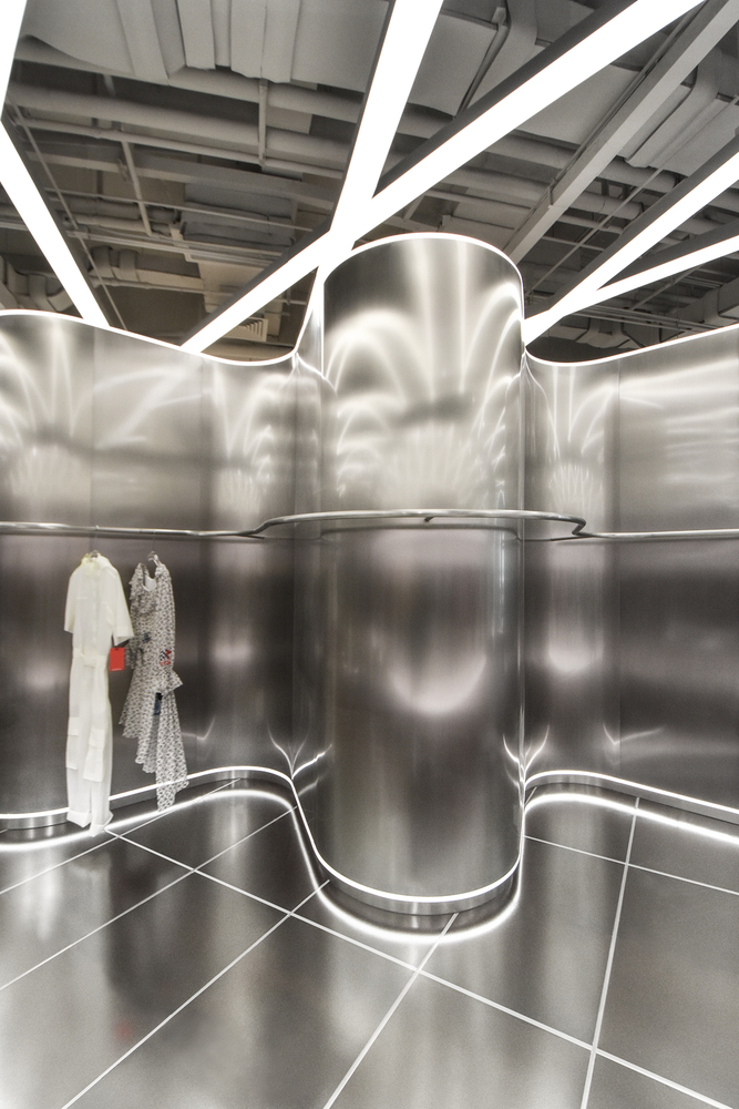 在满足这些需求基础上,设计师的概念是打造基于非固定情景的动态商铺。入口处的房间将作为展示当地时尚设计师作品的舞台。该房间可以视情景旋转不同角度。此外,拱门长廊连接了商店和咖啡店这两个主要区域,对顾客发出体验邀请。作为设计概念的延伸,安装在休息空间的光学栅格板定制而成的交互式城市地图,将根据观看者的角度改变颜色。