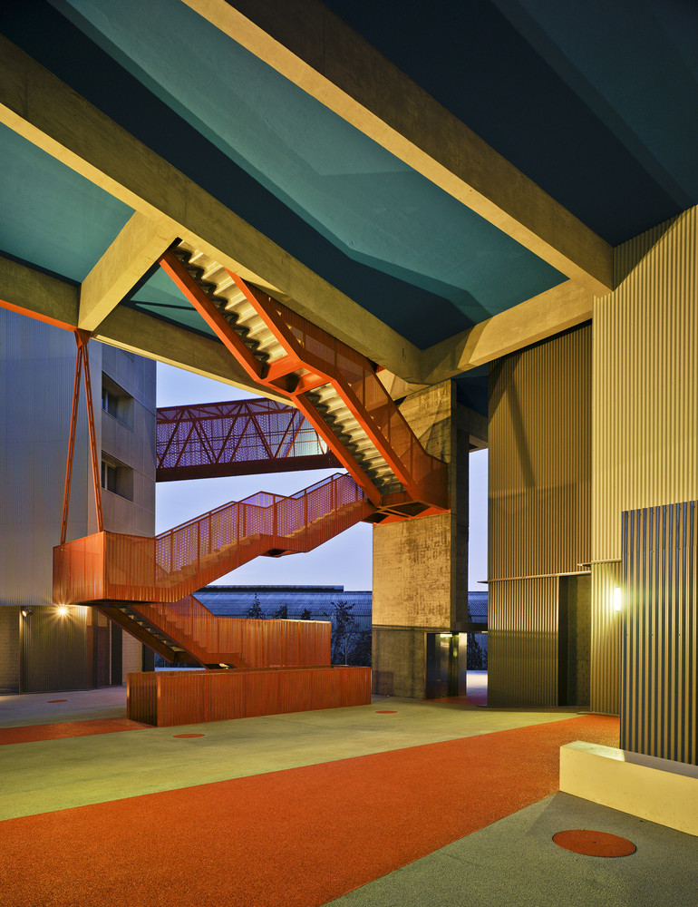 这个项目也是希望能够形成一个有吸引力的城市规划方案,而不仅仅是建造一些住宅群。整个建筑被分成四座塔楼,形成这片公共空间的出入口。四座塔楼由红色的连廊连接不同的区域,形成了城市里独特的天际线。