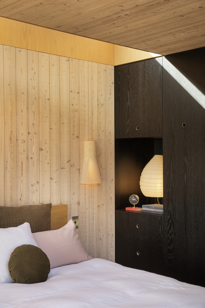 与现有的原始情况相反,POP!up概念所提倡的内部则是包括了一系列恒温材料,包括了石灰华地板,天花板和墙壁所使用的落叶松木板,以及橡木和黄铜金属制品等一些细节。与此同时也在此基础上对材料增加了一层精细的纹理和黄铜层,以此也达到了最高水平的工艺和细节效果。所以由此产生的住宅空间既体现了建筑的精致工艺,也为居住者的日常生活带来了乐趣,从而满足了他们对持久的家庭住宅的需求和渴望。