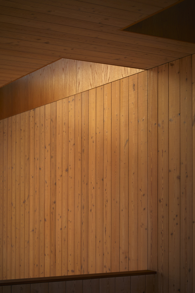 从概念上来说,POP!up 被认为是简单的向上挤压包层,覆盖在船用级别的铝面板覆层的表皮中,与现有的特征保持贴合。因为窗户位置的设置是出于尽可能多的框住周围的山景,以及同时采用大面积的玻璃屋顶,所以整个空间可以展现出一天时间内动态光影变化。设计也同时出于平衡创建私密性和被动功能性的考虑,整个延伸的过程是基于获得更多的太阳能为导向的,所有烟囱通风口的布置都是为了用微风来确保保持室内温和的气温