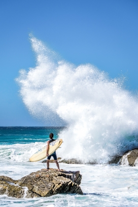 高清晰海边冲浪者