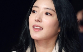 漂亮的亚洲黑发女孩