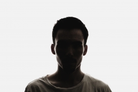 高清晰曝光人像正面壁纸