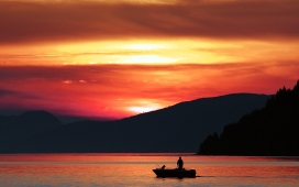 日落下的渔船