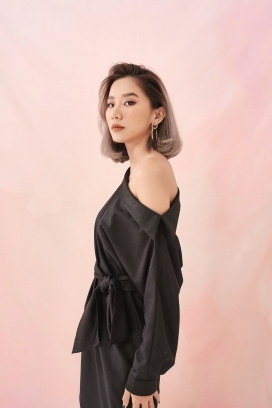 高清晰半袖短发美女