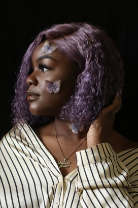 高清晰紫色卷发的非洲女人