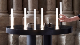 提供电动替代品的祈祷蜡烛