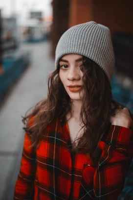 高清晰戴珍珠帽子的女孩壁纸