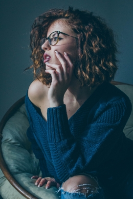 戴眼镜穿毛衣的性感女性朋友