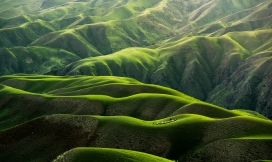 绿的绵绵山丘