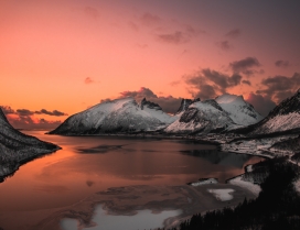 夕阳下的雪山湖苹果IMAC壁纸