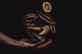 手拿柠檬片水杯