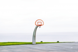 可爱的海边篮球架