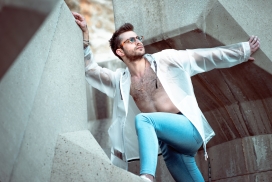 戴墨镜的时尚男子