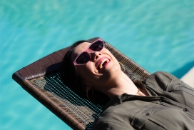 浮在水面戴墨镜笑看人生的美女