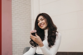 手握礼物开心的卷发美女