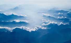 高清晰高山中的蓝天白云壁纸