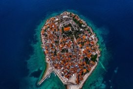 高空俯拍的海岛小镇