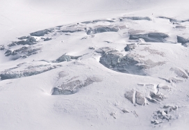 高清晰白色雪岩山壁纸