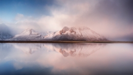 美丽的雪山湖倒影