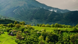 高清晰绿色小村壁纸