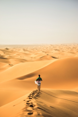 https://www.2008php.com/行走在荒漠中的行者