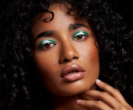 FRECKLED-时尚眼影卷发黑人