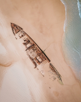 被沙滩埋没的船