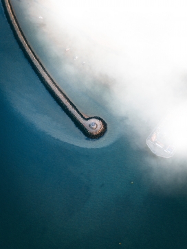 海中央的休闲站