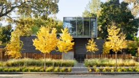 硅谷的EYRC Waverley房子-玻璃和细长的灰色砖块