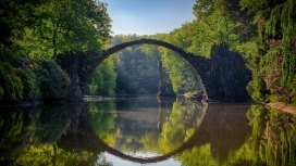 高清晰圆形河拱桥美景