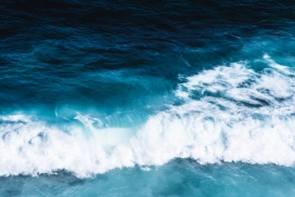 高清晰深蓝色海潮水壁纸