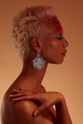 Sandrine-短金发珠宝首饰女人