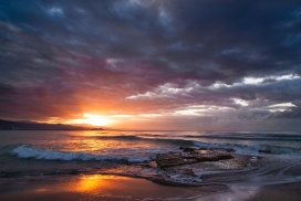 高清晰夕阳下的还潮水壁纸