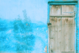 蓝色墙壁的木门