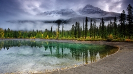 高清晰雪山清澈湖壁纸