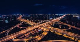 高清晰纵横交错的立交桥夜景壁纸